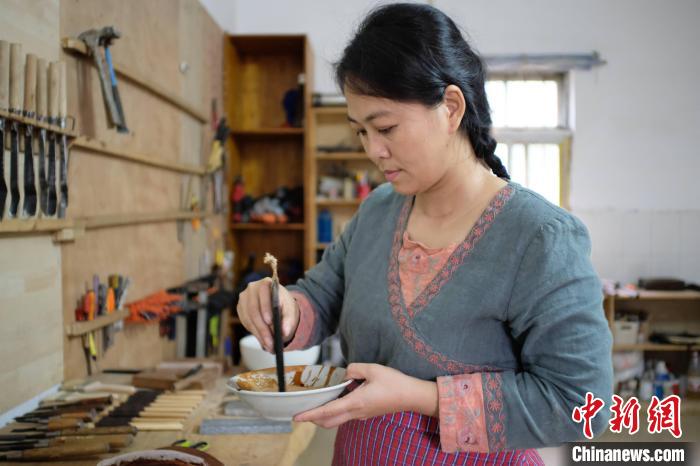 Wei Xing is preparing "Dalacquer", which is a natural paint based on plants. Photo by Liu Juncong
