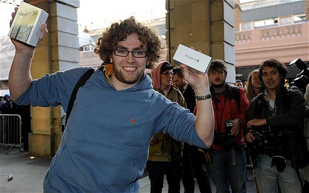 Apple's mobile phone iphone4S sells "fruit powder" globally. Waiting in line for 17 days is only for early adopters.