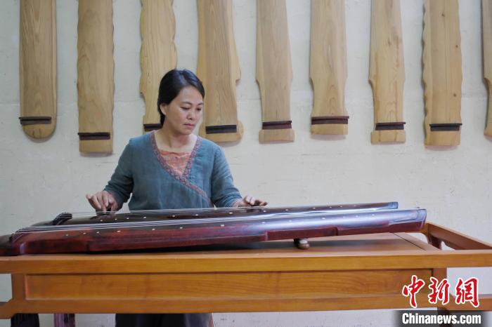 Wei Xing is playing the guqin. Photo by Liu Juncong