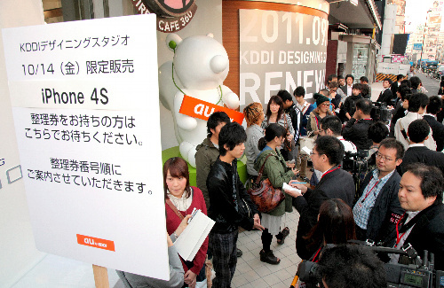 Apple's mobile phone iphone4S sells "fruit powder" globally. Waiting in line for 17 days is only for early adopters.